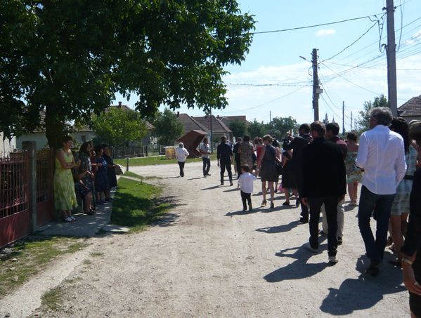 procession dans le village © Bernard Moutin 20110086