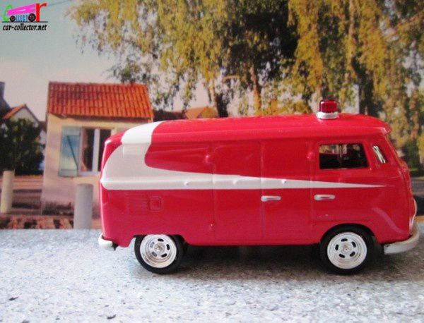 vw-combi-starsky-et-hutch-1965-johnny-lightning (1)
