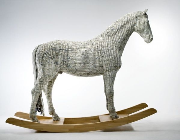 sculptureA-Horse-Made-of-Computer-Keys-by-Babis-Cloud.jpeg