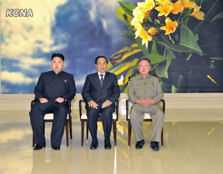kim_jong_il_kim_jong_un_pdt_lao.jpg
