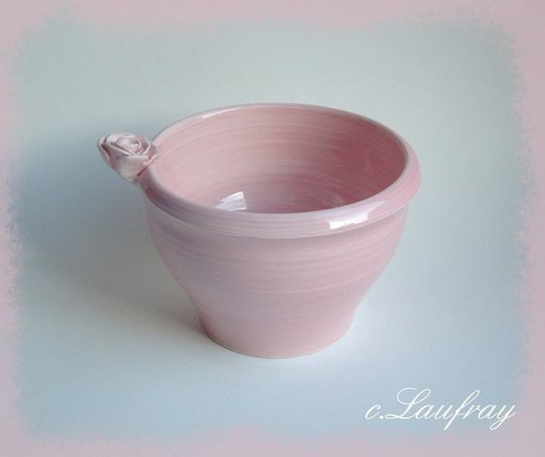 pot-romantique-rose-ceramique-fleur-modelee.jpg