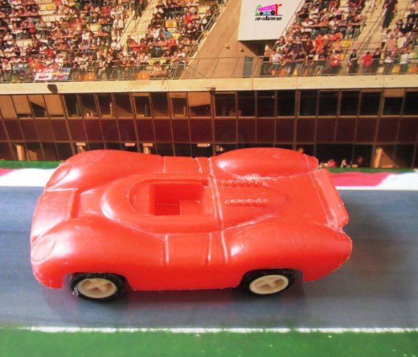 modele-inconnu-de-voiture-miniature-en-plastique-l-copie-2