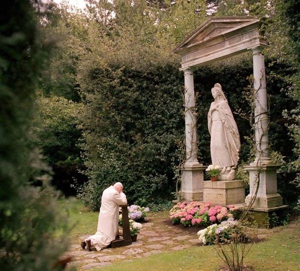 Jean-Paul-II-prie-Marie-a-genoux-parousie.over-blog.fr.jpg