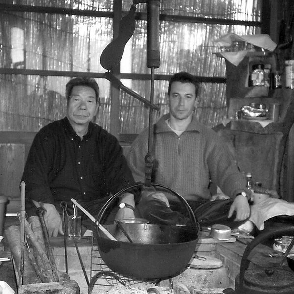 Saito Morihiro et Daniel Toutain partageant un repas