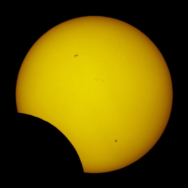 Eclipse-04-01-2011---transit-solaire-ISS---Thierry-Legault.jpg