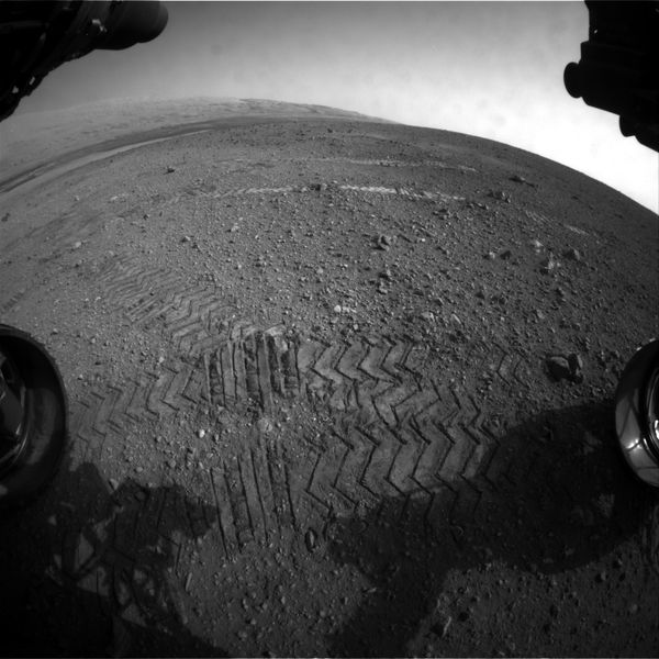 MSL---Curiosity---Traces-de-roues-sur-Mars.jpg