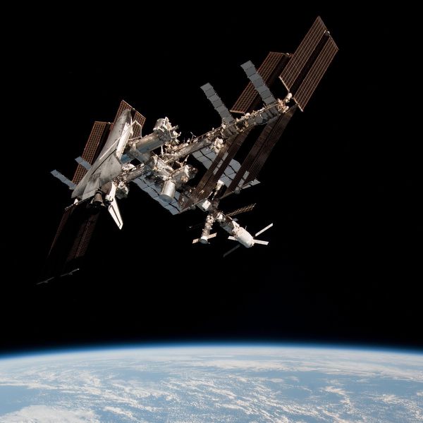 ISS---Shuttle---ATV---Nespoli---Expedition-27---23-Mai-2011.jpg