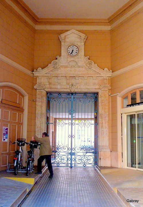 v08 - Porte dans la préfecture