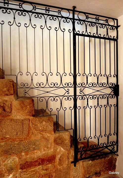 z09 - Porte grille d'escalier