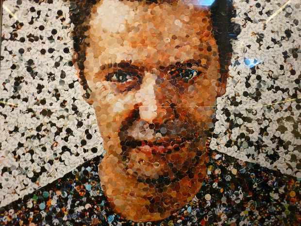 xvik-muniz-self-portrait-photo-taken-by-joyce-takenaka.jpeg