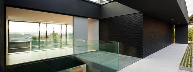 02-b-House-in-Guimaraes-by-Sequeira-Architects-on-usti-mag.jpg