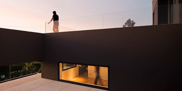 02-House-in-Guimaraes-by-Sequeira-Architects-on-usti-mag-b.jpg