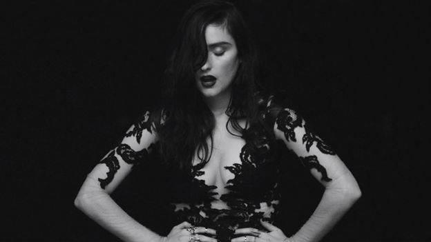 BANKS---BEGGIN-FOR-THREAD-on-ARCSTREET-MAG-PARIS.jpg