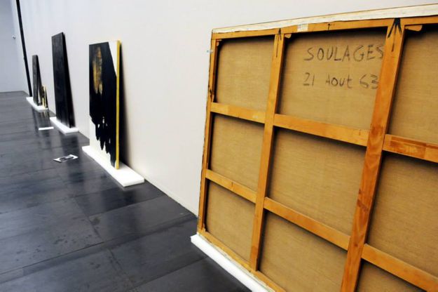 PIERRE-SOULAGES-PREPARING-EXHIBITION-MUSEE-SOULAGES-RODEZ-F.jpg