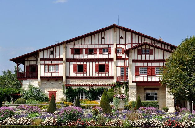 1280px-Villa_Arnaga_-Pyrenees_Atlantiques-.jpg