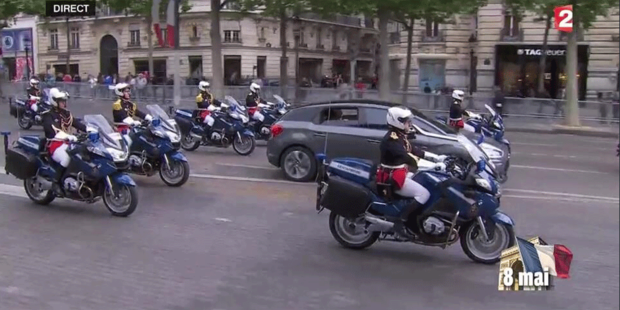 8-mai-Hollande---sur-les-Champs-Elysees-la-foule-en-liesse.png