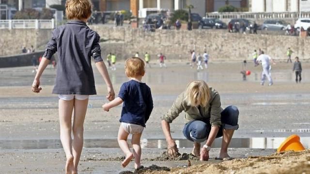 enfants-la-plage.ne-les-quittez-pas-des-yeux.jpg
