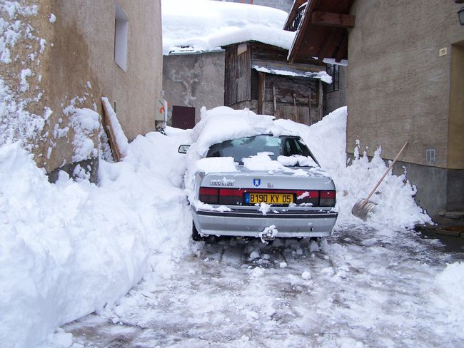2009-02-06-Ma-voiture-apre-s-2h00-de-de-neigement.JPG