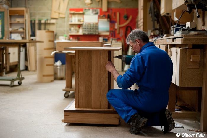 artisan en train de monter un meuble