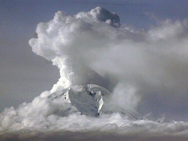 Cleveland-volcan-d-Alaska-en-eruption-29-dec-2011.jpg