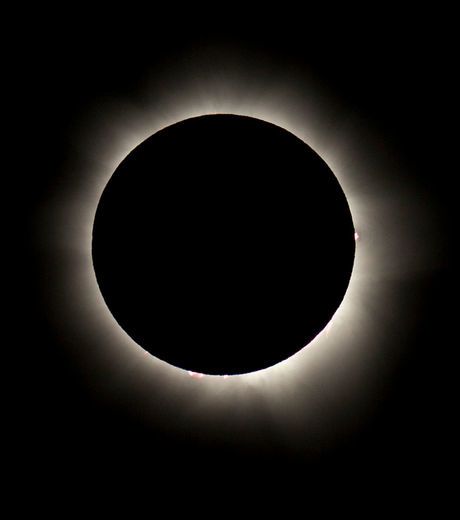 eclipse-solaire-totale-en-australie-a-l-apogee-du-phenomene.jpg